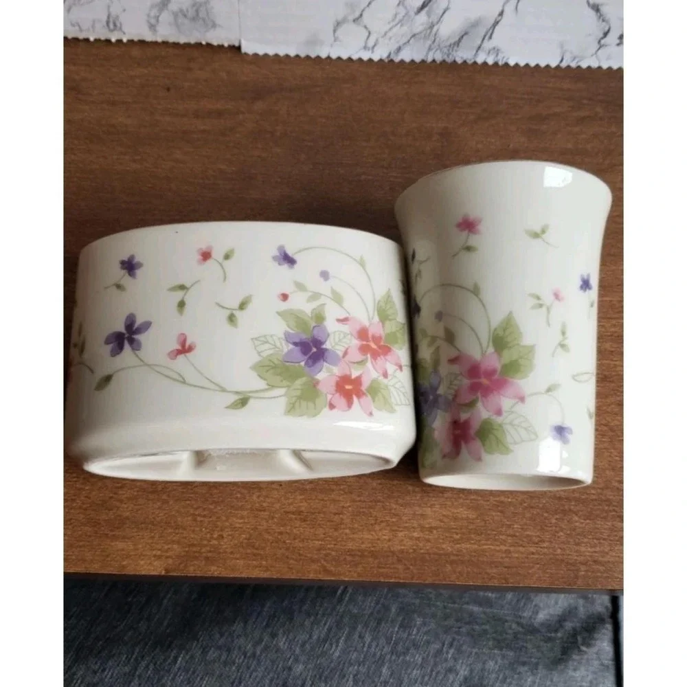 Bathroom set. Vintage, floral print
